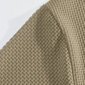 Khakifarbener Waffelstrick-Stoffdetail eines Herren-Funktionsshirts mit feiner Textur und Naht.