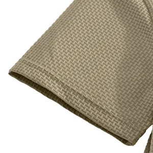 Nahaufnahme der khaki-farbenen Eisseide T-Shirt Ärmel mit strukturierter Webstoff Textur.
