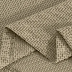 Nahaufnahme des khakifarbenen Waffelstrickstoffs mit feiner Textur und sauberem Nahtdetail.