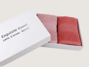 Vue détaillée du coffret cadeau de serviettes en coton de 2 pièces en rose et corail.