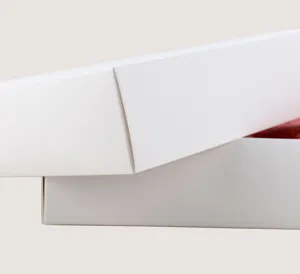 Boîte cadeau en papier blanc pour emballage de serviette vue détaillée et épurée.