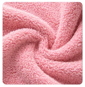 Gros plan detaille de la texture de serviette en coton rose doux avec boucles eponge douces.