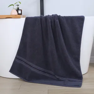 Serviette de bain en coton gris foncé de qualité avec rayures pour hôtel et maison.