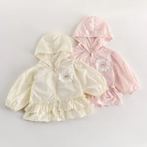 Veste cardigan légère à capuche pour bébé fille avec jolis volants et nœud de fleurs.