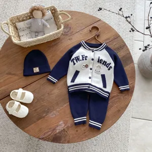 Vue détaillée de l'ensemble cardigan, pantalon et bonnet en tricot pour bébé stylé.
