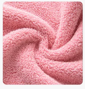 Dettaglio della texture dell'asciugamano in cotone morbido con riccioli soffici per bagno domestico.