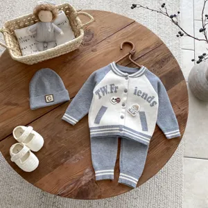 Ensemble cardigan pantalon et bonnet en tricot pour bébé garçon avec broderie de lettres.