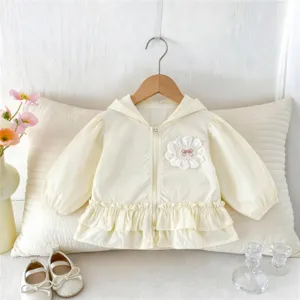 Détail de gilet à capuche jaune clair pour nourrisson avec bordure en dentelle et broderie