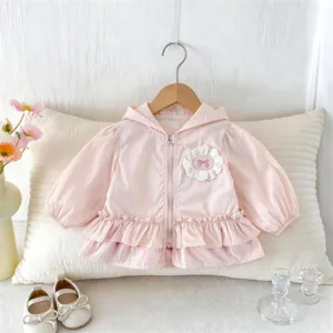 Détail veste à capuche rose bébé, cardigan d'été léger avec fleur en dentelle et nœud