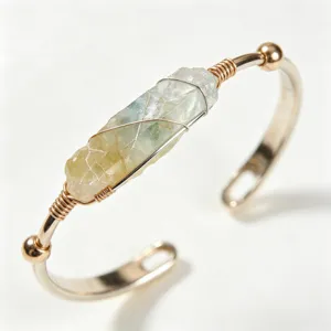 Elegante bracciale rigido aperto in oro fatto a mano con pietra di cristallo naturale