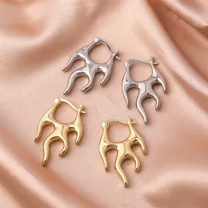 Detailansicht minimalistischer Flammen-Creolen im Punk-Stil in Gold und Silber