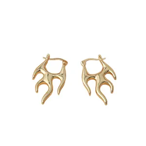 Elegante goldene Ohrringe in Flammenform im minimalistischen Punk-Stil für Damen