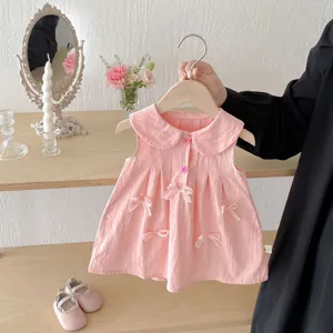 Vestido de verano rosa sin mangas para niña pequeña con cuello de muñeca, lazos y botones.