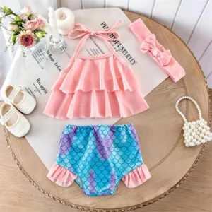 Detailansicht des süßen Baby Mädchen Meerjungfrau Bikini Sets mit Neckholder und Fischschuppen.