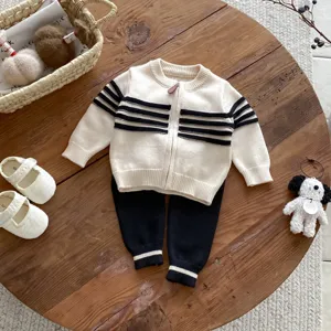 Conjunto de cárdigan de punto para bebé con rayas blanco y negro, suéter y pantalón infantil.