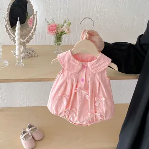 Adorable mameluco sin mangas para bebé niña en rosa con lazos, ideal para el verano.