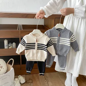 Conjunto de dos piezas de suéter con cremallera y pantalones de punto para bebé, diseño de rayas.