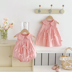 Adorable conjunto de verano rosa sin mangas para niña con lazo y cuello de muñeca.