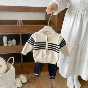 Detalle de conjunto de chaqueta y pantalón de punto para bebé, cremallera con rayas, algodón suave.