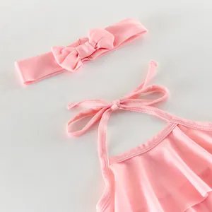 Nahaufnahme Detail des süßen rosa Baby Kleinkind Mädchen Badeanzug Sets mit Schleife.