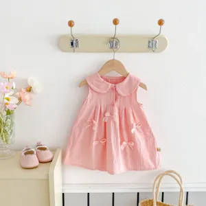 Bonito vestido de verano rosa sin mangas para bebé niña con lazos dulces y cuello.