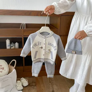 Vue détaillée de l'ensemble gilet et pantalon en tricot pour bébé avec bonnet douillet.