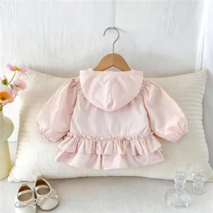 Vue de détail de la veste rose à capuche pour bébé, ourlet volanté, scène mignonne.