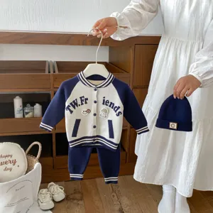 Vue détaillée de l'ensemble veste de baseball en tricot pour bébé avec broderie.