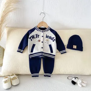 Ensemble veste de baseball en tricot pour petit garçon avec pantalon et bonnet.