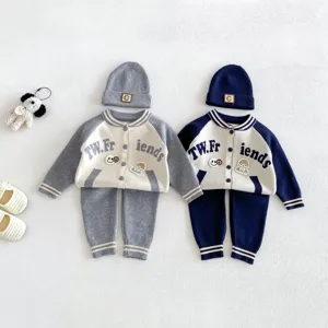 Bel ensemble de cardigan en tricot pour bébé garçon avec bonnet pantalon tenue d'automne.
