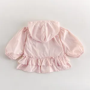 Détails du gilet à capuche rose pour bébé avec volants, tissu doux et léger pour l'été.