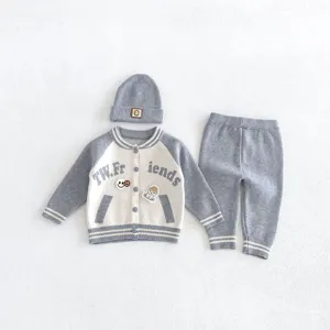 Ensemble de vêtements en tricot pour bébé garçon avec cardigan, pantalon et bonnet.