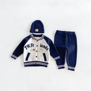 Bel ensemble tricoté de 3 pièces pour bébé garçon avec cardigan, pantalon et bonnet.