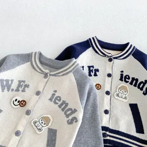 Gilet en tricot pour bébé garçon veste de base-ball avec patchs d'ours et lettres élégantes.
