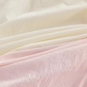 Détail de tissu doux et respirant du gilet d'été pour bébé, gros plan en coton confortable.