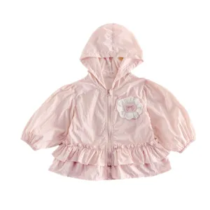 Veste rose à capuche pour bébé, cardigan léger à manches bouffantes et fleur en dentelle.