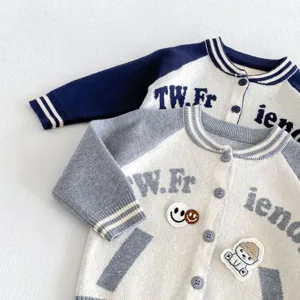 Cardigan en tricot pour bébé garçon veste de baseball avec broderie de lettres et patchs.