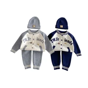 Ensemble tricoté pour bébé garçon automne cardigan pantalon bonnet tenue trois pièces.