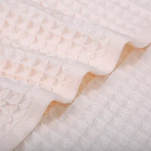 Serviette douce en pur coton avec un motif gaufré en beige clair pour un usage quotidien