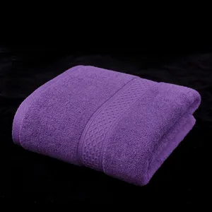 Asciugamano da bagno in puro cotone tinta unita piegato ordinatamente, morbido e assorbente.