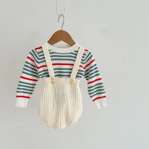 Kleinkind gestreifter Strickpulover und gerippter Strampler Set Detailansicht, bequeme Babykleidung.