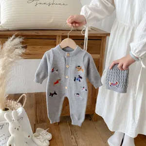 Kleinkind Baby Strick Spielanzug Set mit süßer Hunde Stickerei und passender Mütze Herbst.
