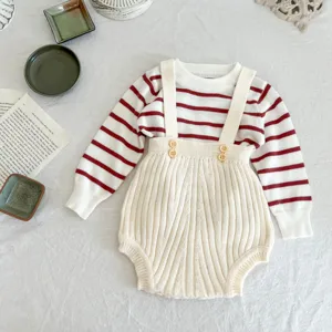 Babys gestrickter Pullover und gerippter Latzoverall, niedliche Babykleidung Details.