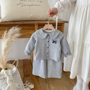 Graues Kleinkind Mädchen Langarmshirt und Schlaghose Set Detail mit süßem Puppenkragen.