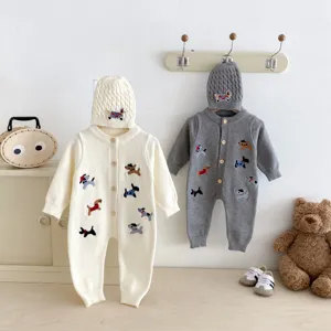 Detailansicht von süßem Baby Strick Overall und Mütze Set für gemütliche Herbsttage.
