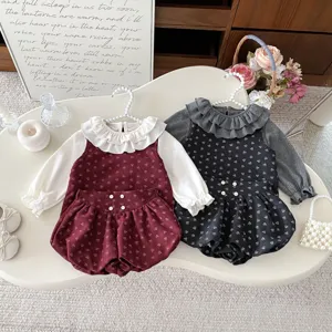 Set autunnale carino per bambina con camicetta con colletto a bambola e pantaloncini floreali.