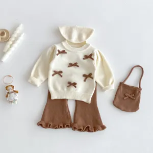 Vista dettagliata del set maglione in maglia per neonata con fiocchi, pantaloni a zampa e borsa.