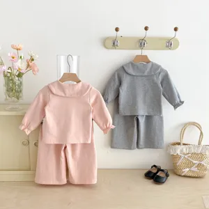 Modisches Kleinkinder Mädchen Herbst Outfit Set mit langärmeligem Shirt und langer Hose.