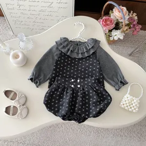 Grazioso set autunnale per bambina, top grigio con volant, gilet e pantaloncini floreali.
