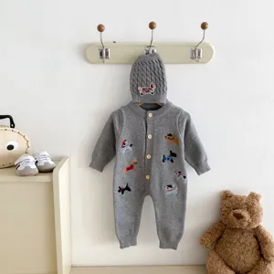 Grauer Strick-Babyromper im Detail mit süßem Tiermotiv und passender Mütze für Babys.
